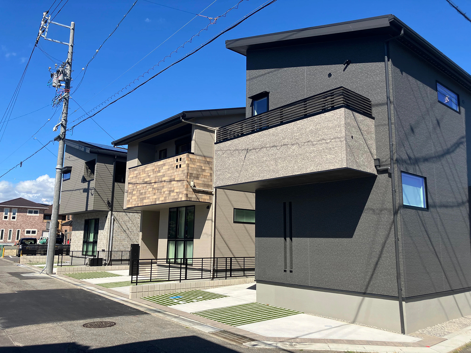 T-3／陽光が入る南西角地に映えるスタイリッシュモダンの住まい。アクセントに石目柄を配し上品な軽やかさをプラス。