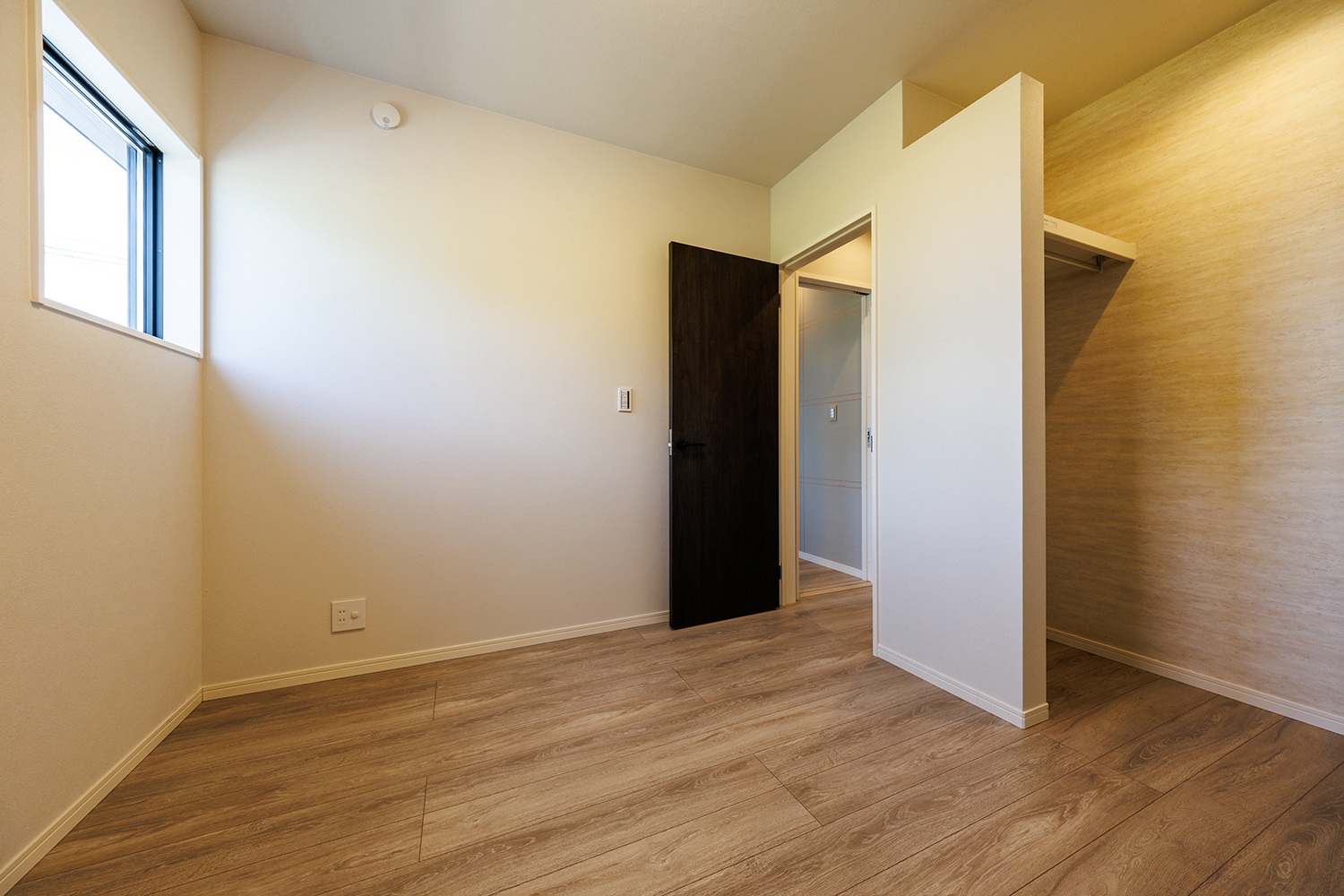 T-2/優しい雰囲気が広がる洋室は、オープンクローゼットを採用し、見せる収納で空間をすっきりと演出。