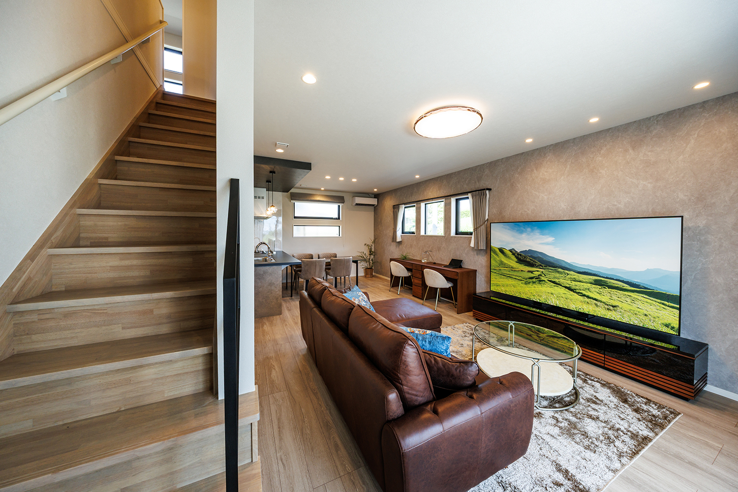 T-2/角地を活かした三面採光で、一日中あたたかな陽ざしに満たされます。のびのびと過ごせる21帖超の大空間。