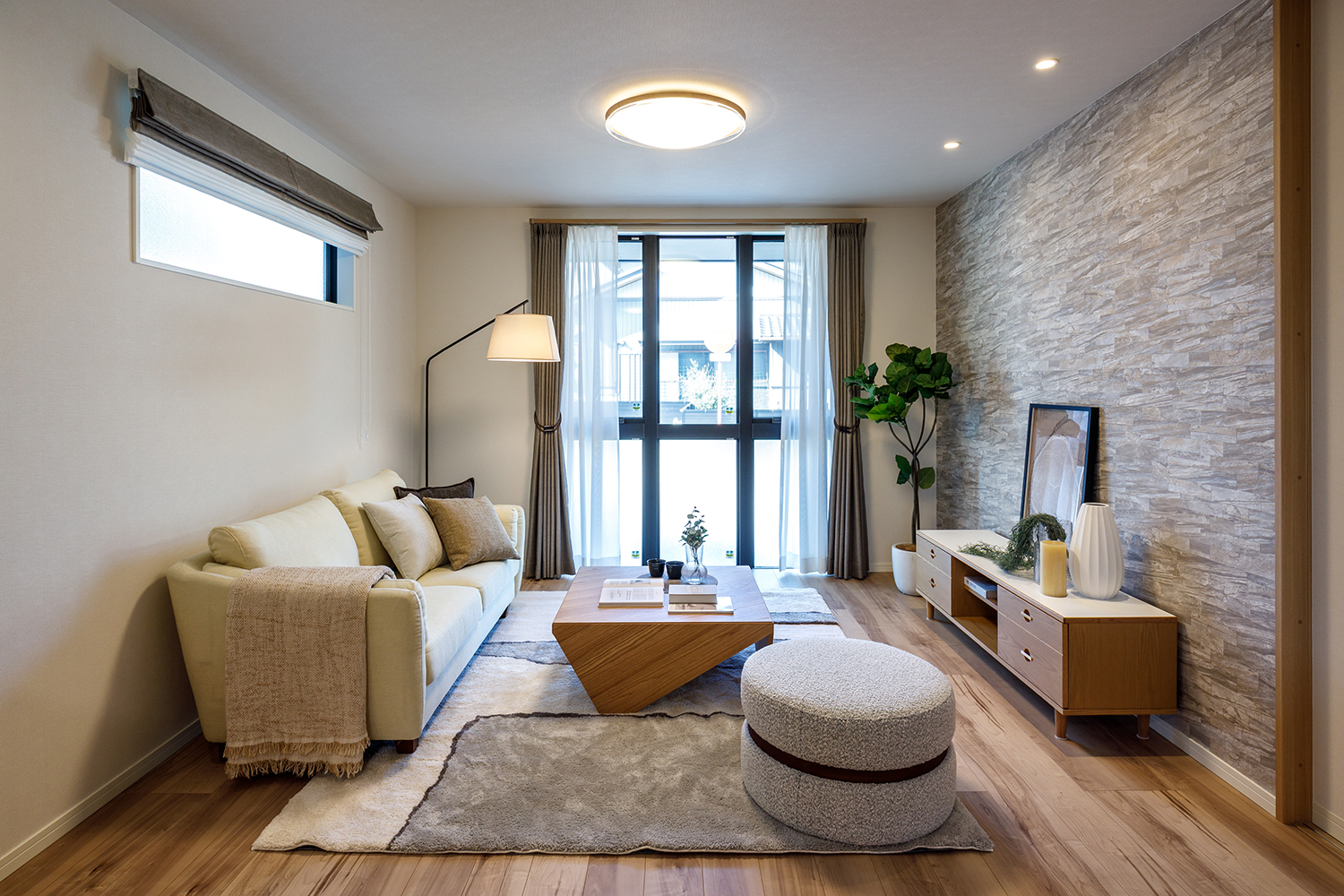 T-2/大きな窓からはたっぷりの陽光が差し込み、明るさと開放感をもたらします。