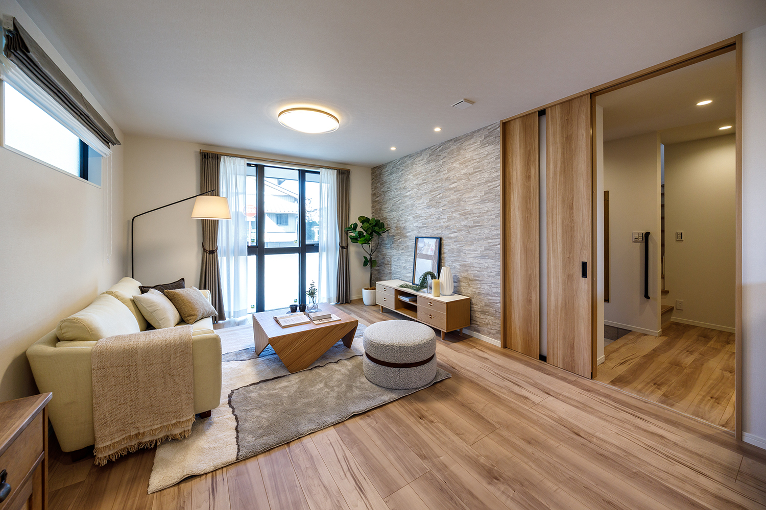 T-2/18.6帖の広々LDKには上質なドレープカーテンをしつらえ、落ち着きと華やかさを演出しています。