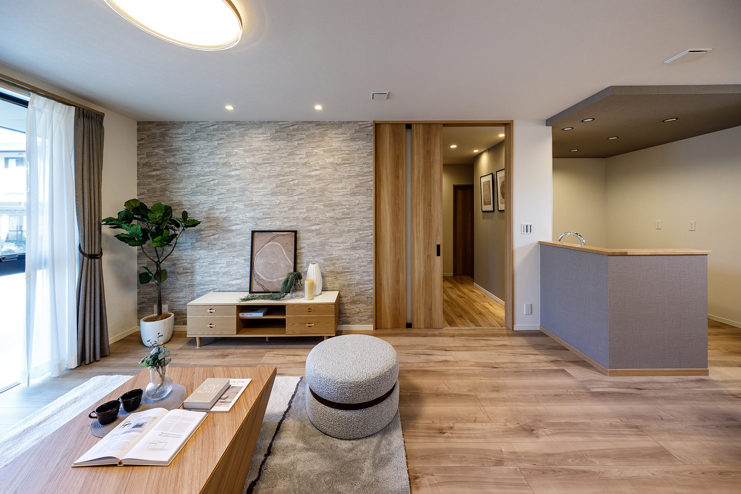 T-2/アクセントクロスが映える、スタイリッシュモダンなLDK。家具やインテリアとも調和します。