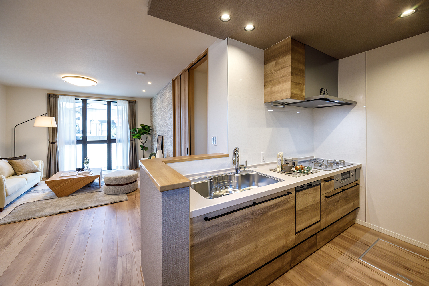 T-2/忙しい日々をサポートする食洗機やタッチレス水栓など、家事ラクを叶える機能が充実したキッチン。