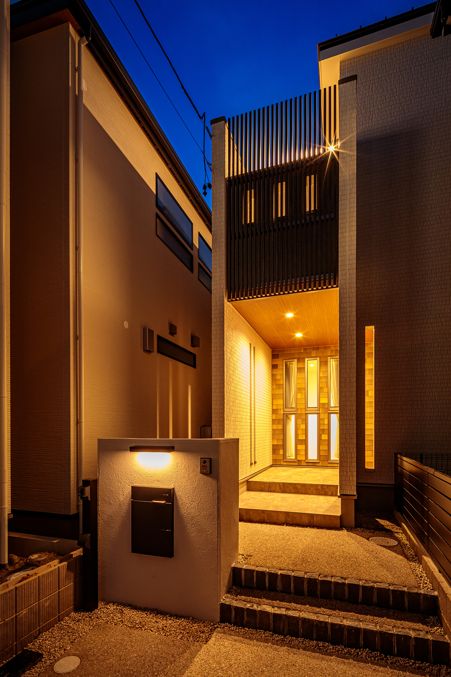 【T-2】雨の日でも濡れる心配のない屋根付ポーチを採用しました。美しい照明がご家族のお帰りを優しくお迎えします。