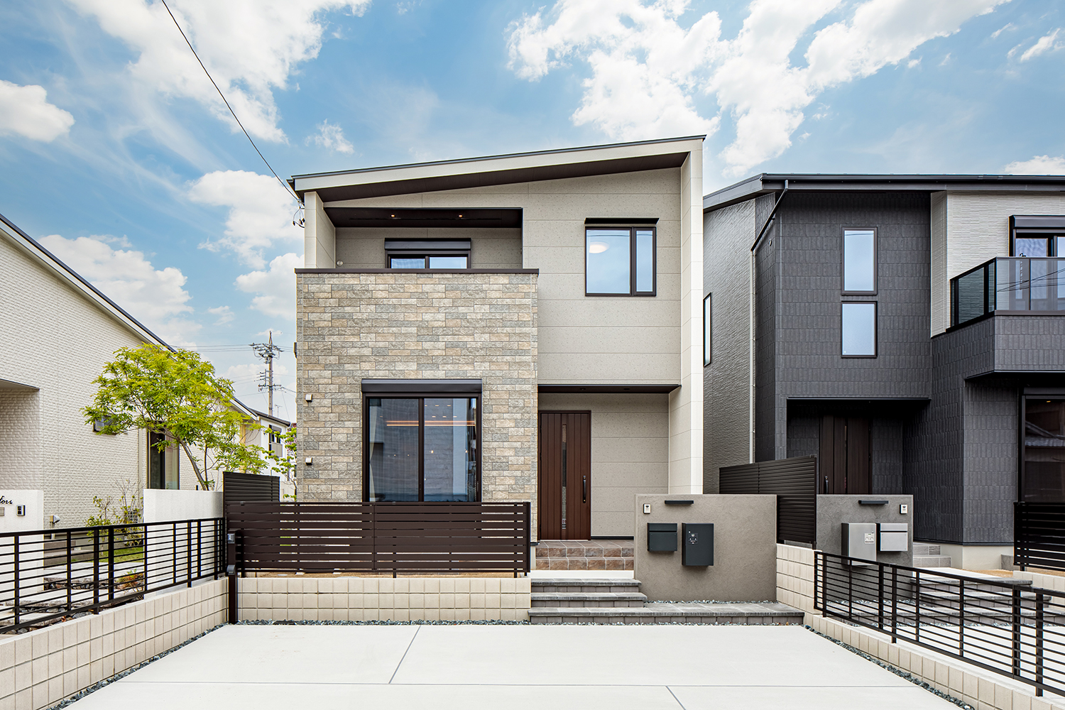 T-1/シンプルなフラットデザインと石肌の素材感が高級感のあるモダンな外観。3台停められる駐車場を完備。