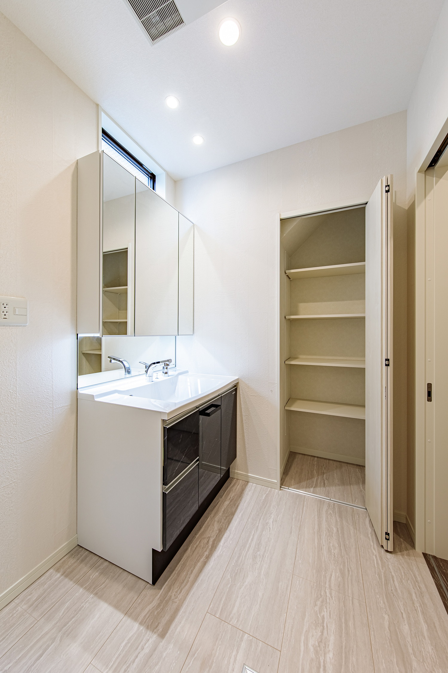 T-1/物入れ付きの洗面脱衣室。