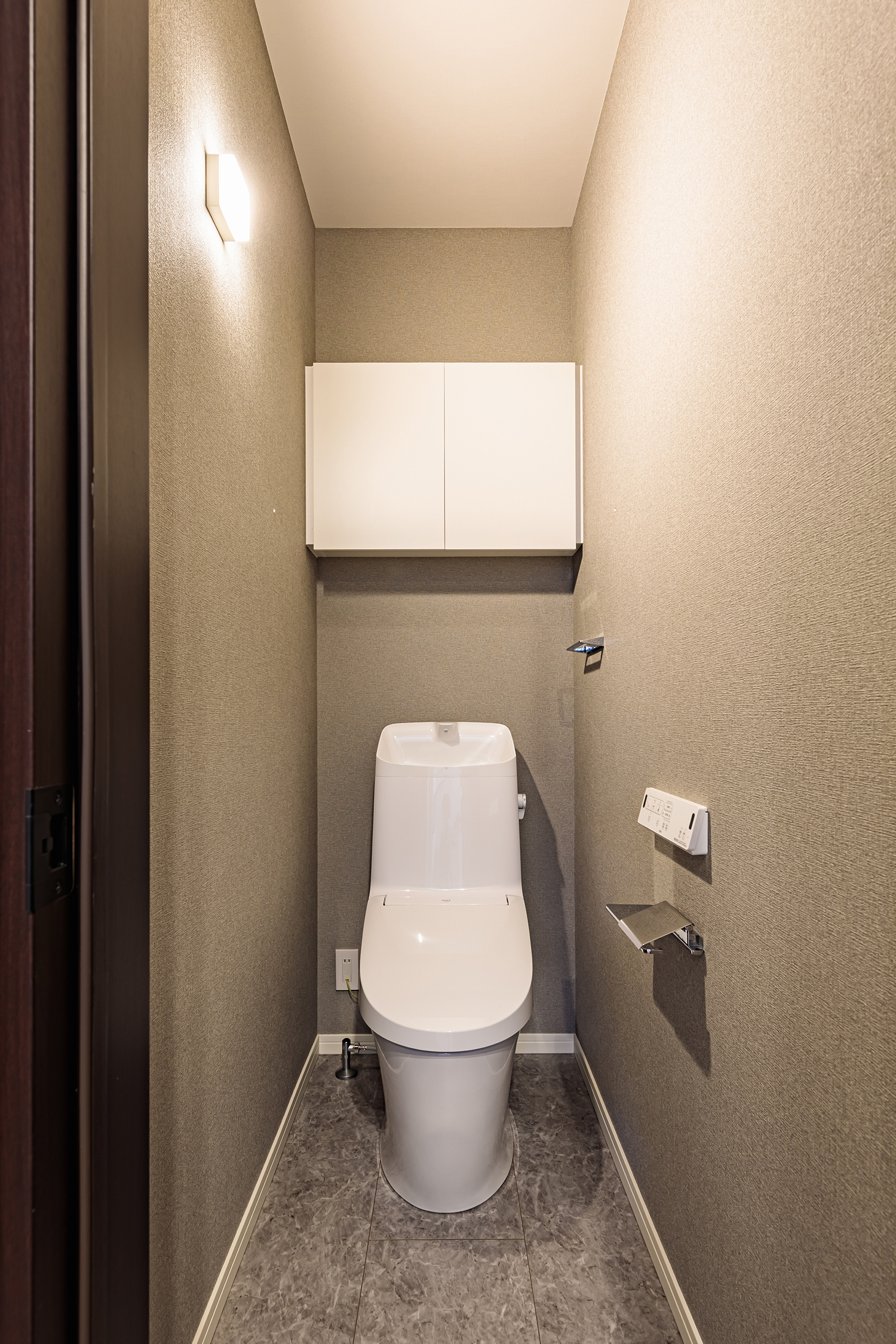 T-2／落ち着いた空間に仕上げたトイレはリクシルのベーシアを採用。