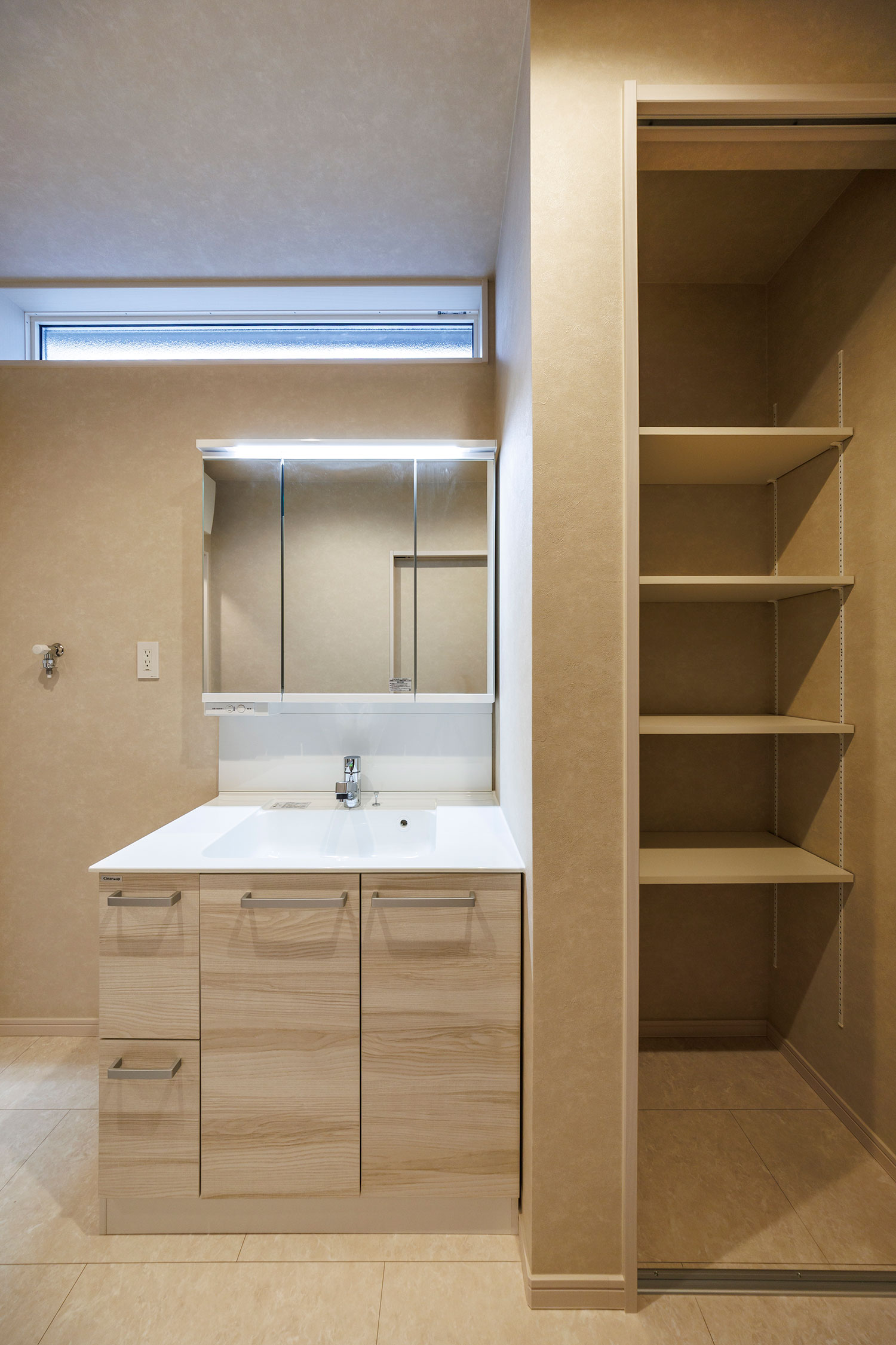 T-1／3面鏡はスリムながら収納力があり、毎日使う小物の整理に最適。洗面ボールはコンパクトながら広々使えます。