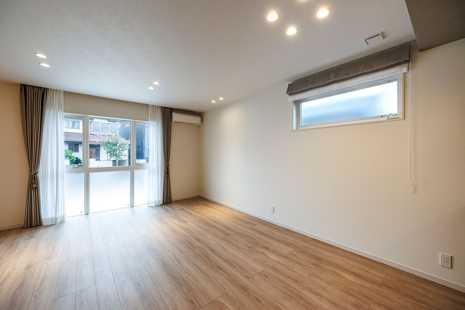 T-1／表面にパウダー仕上げを施し、白く浮きだった木目が特徴的なフローリングは、温かみのある印象。