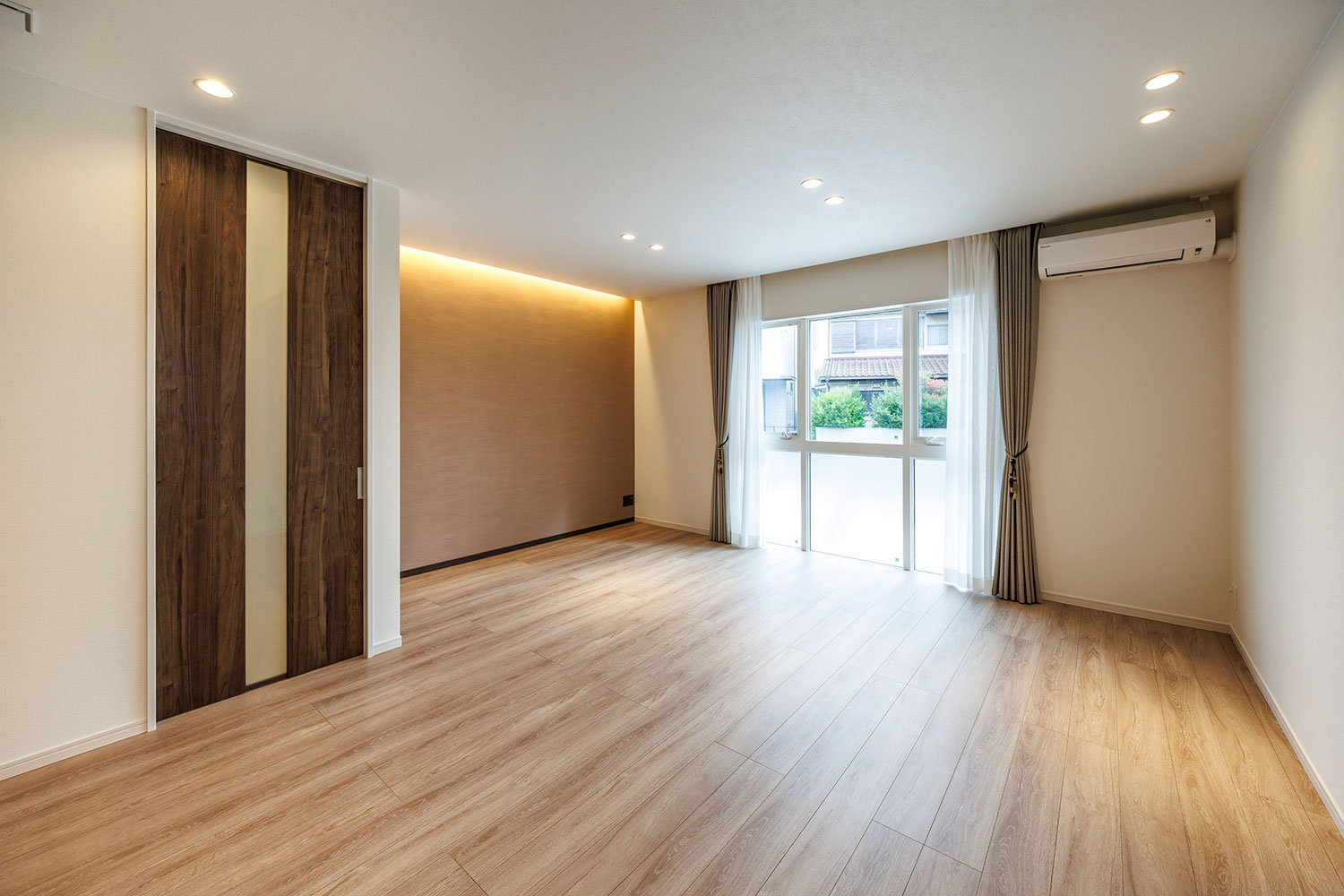 T-1／趣の異なる照明を組み合わせることで、メリハリのある空間に。ライフシーンを明るく照らし、居住性を高めます。