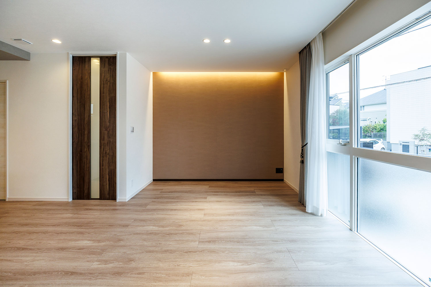 T-1／アルミ樹脂複合窓は、高い断熱性能で窓周辺を外気温の影響から守り、健やかな室内環境をキープします。