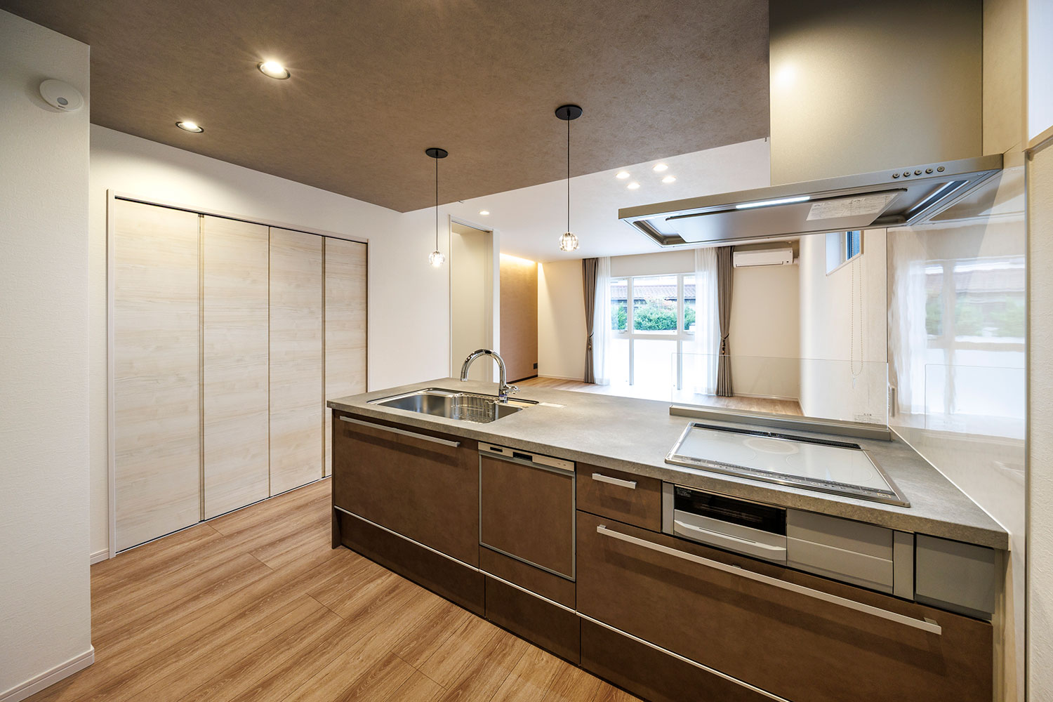 T-1／スッキリとしたデザインで使いやすく、上面で操作可能なIHコンロや食器洗い乾燥機、タッチレス水栓を搭載。