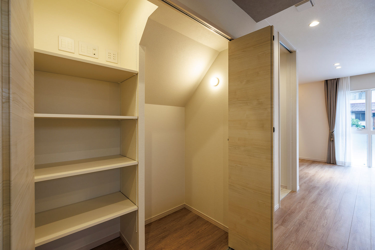 T-1／パントリーは背の高い大きな物も収納できるので、キッチン周りの小物から掃除道具などの大きな物まで収納可能。