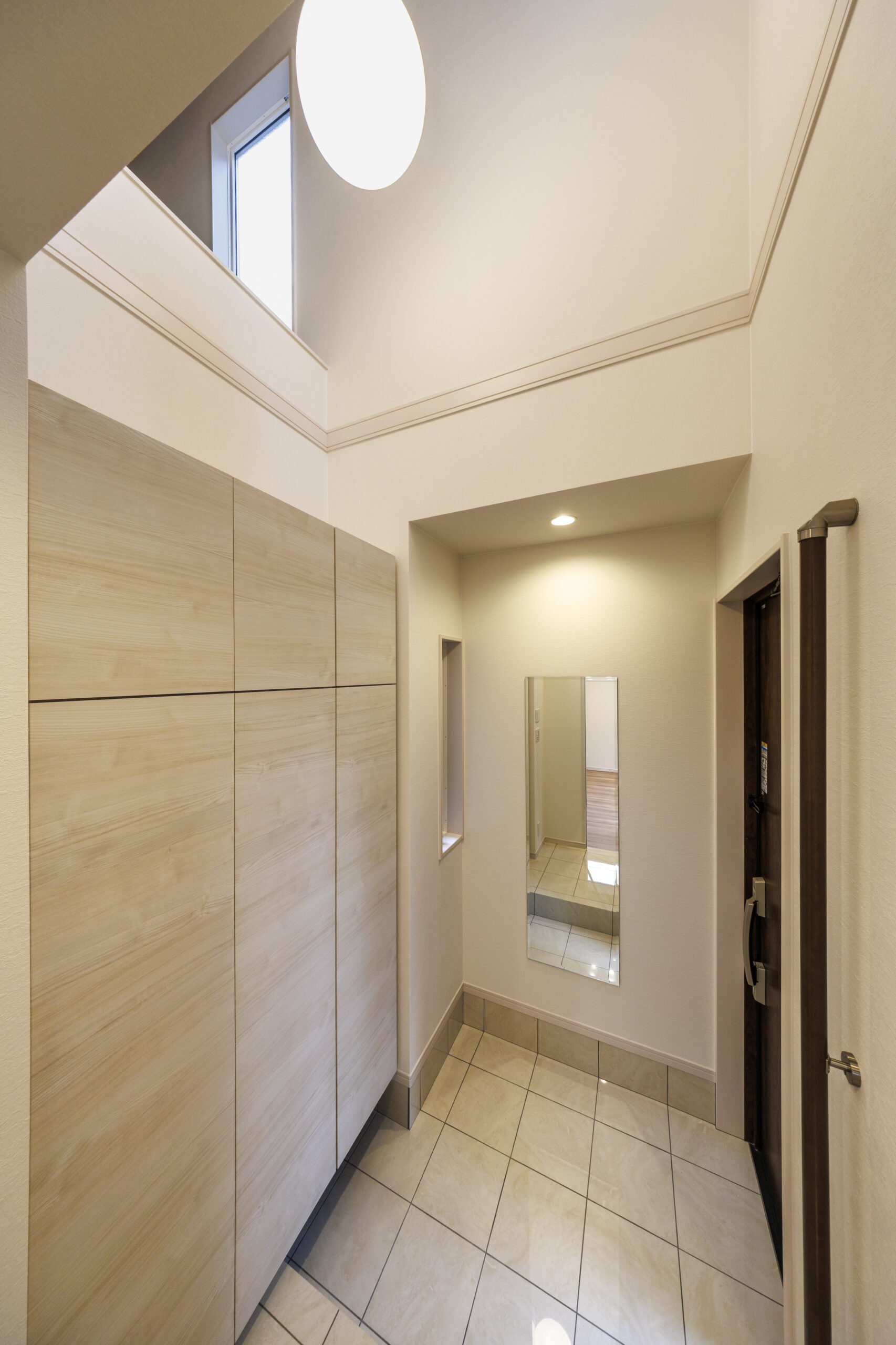 T-1／ドアを開けた瞬間、2階まで続く上部吹抜けが圧倒的な開放感でお出迎え。まるで高級ホテルのロビーのよう玄関。