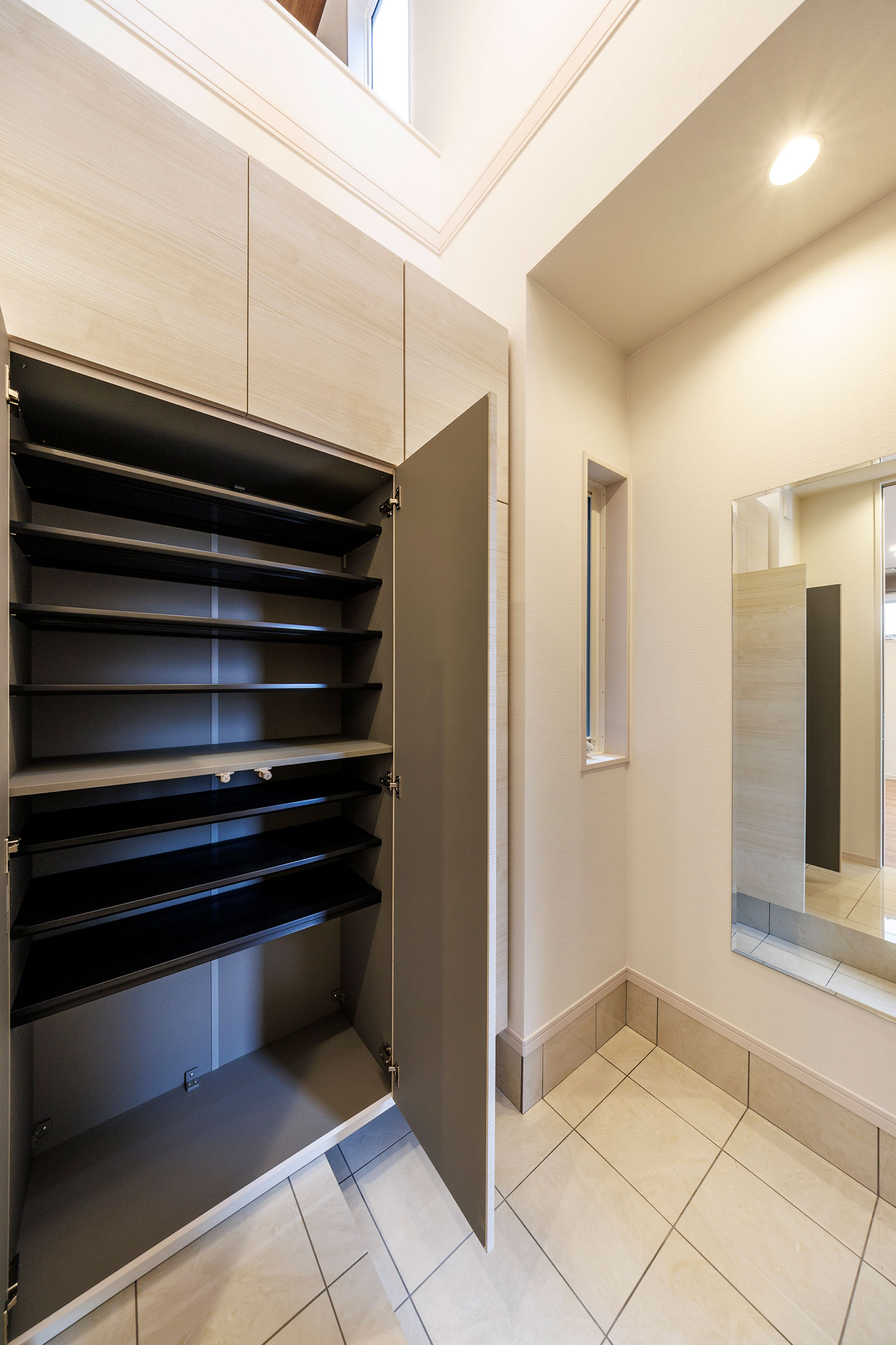 T-1／玄関収納は分の靴や小物が収まる大容量！背の高いブーツにも対応できる仕様でシーズン外でも玄関が整います。