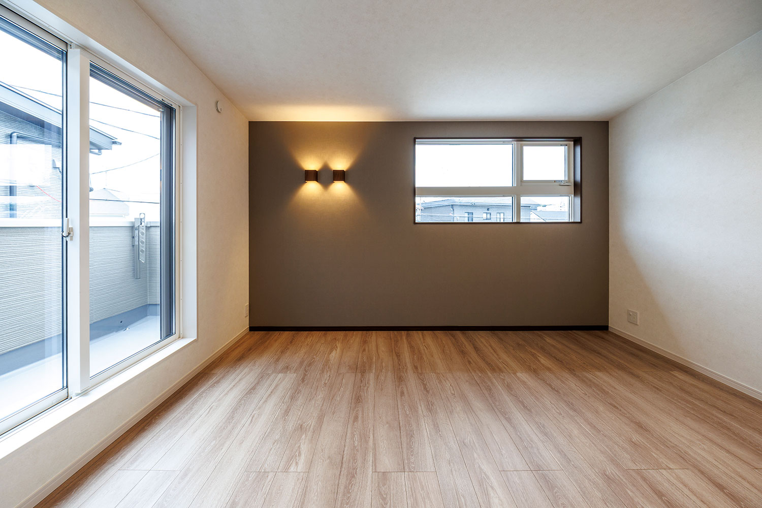 T-1／7.9帖の主寝室は開放感あふれる「勾配天井」が魅力。ア間接照明が一日の疲れを癒す、上質なリラックス空間。