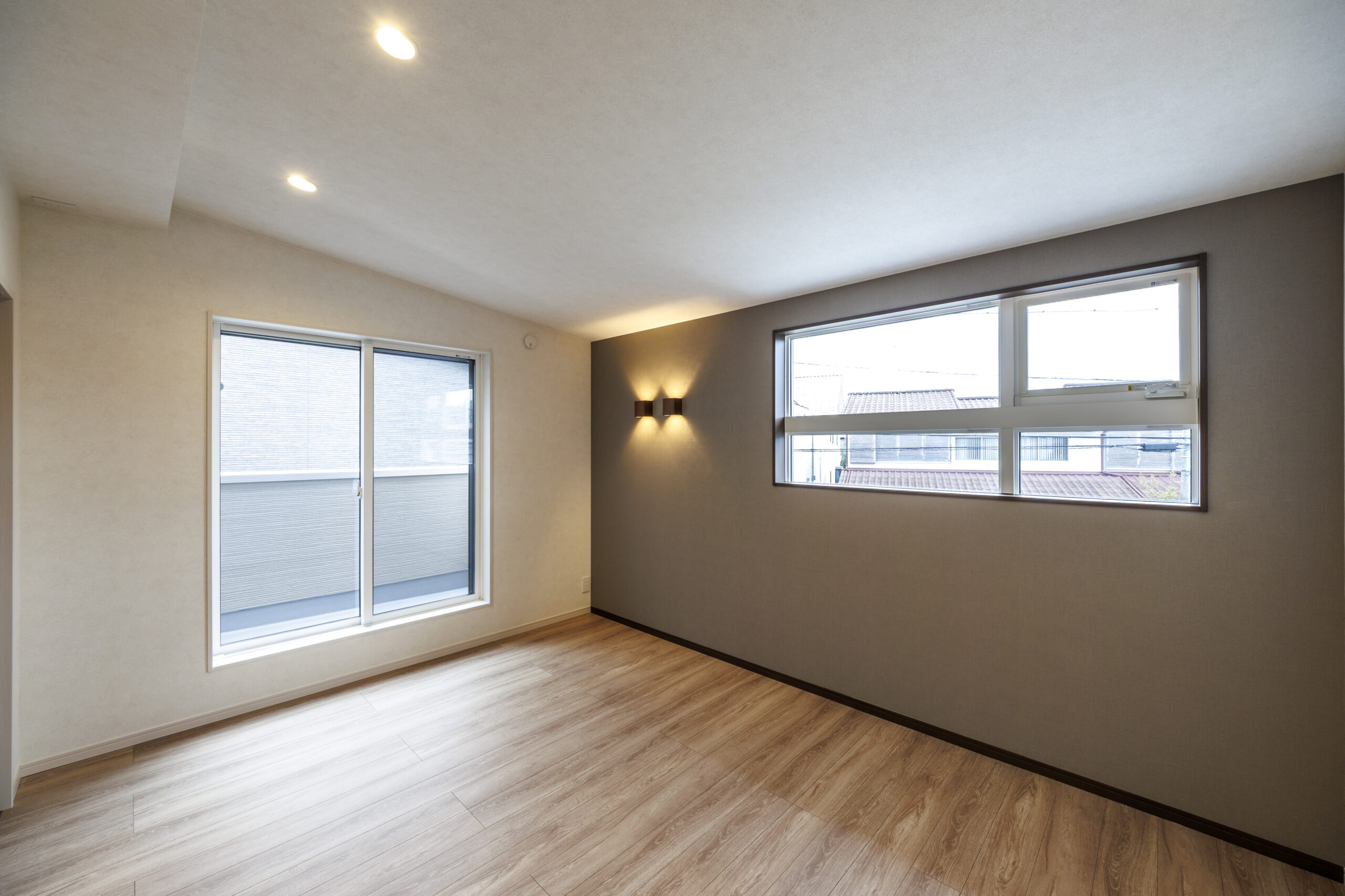 T-1／南東に窓のある主寝室は、グレーのアクセントクロスと間接照明が、穏やかなリラックスタイムをもたらします。