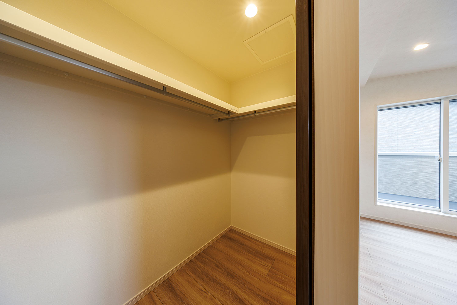 T-1／主寝室には1.9帖のWICを設置。丈の長い衣類も掛けて収納できるハンガーポール＆鞄の整理がしやすい棚付き。