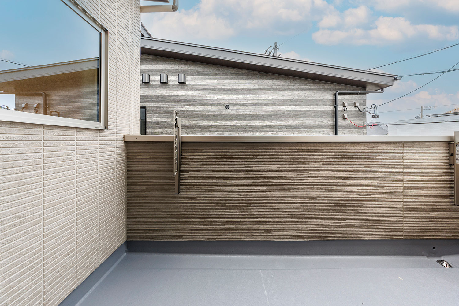 T-1／椅子やテーブルをセットしてカフェスペースとしても利用できる、陽当たりの良い広々バルコニー。