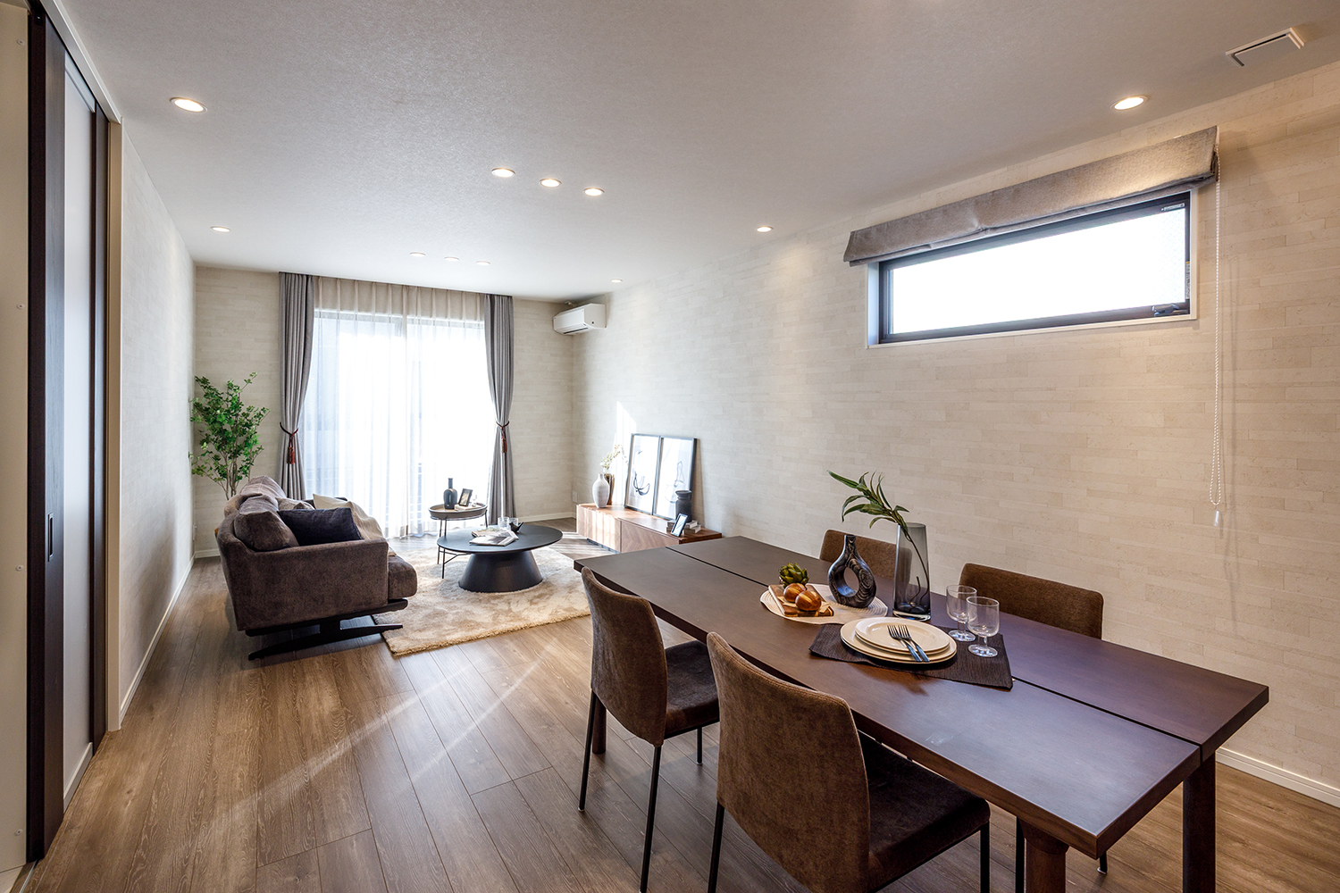 T-1/南面の窓を開ければ広々お庭が。明るい陽だまりの中で家族の笑顔と会話が弾む、心地よい空間が広がります。