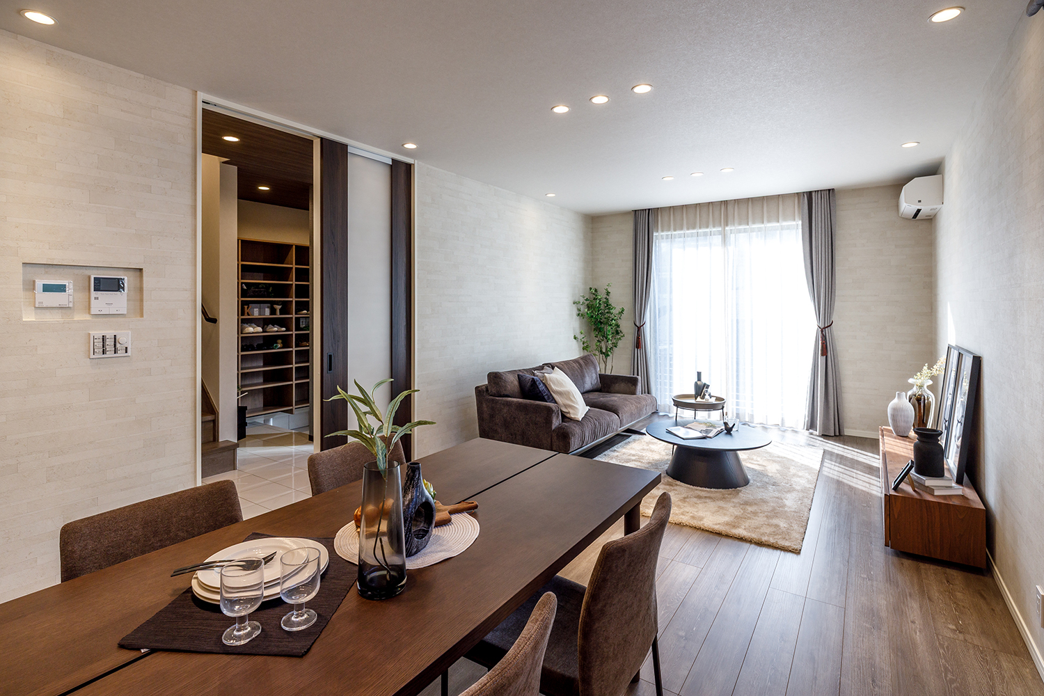 T-1/南向き20.7帖のLDKは、爽やかな陽差しが満ちる憩いの空間。防犯面も安心な、窓に電動シャッターを装備。