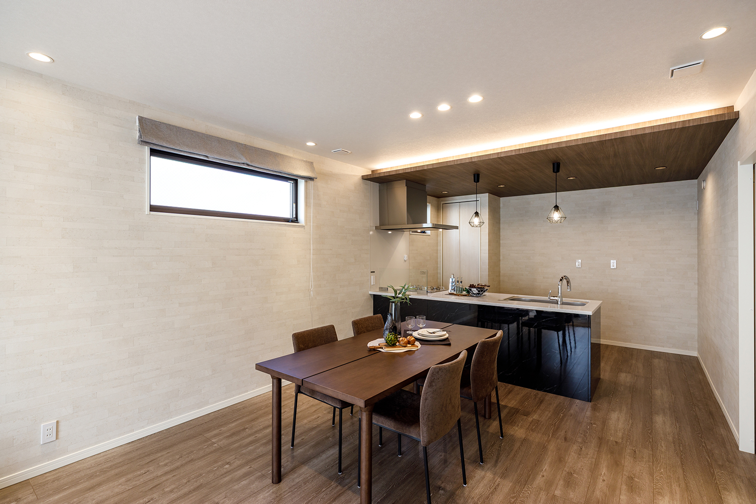 T-1/折下天井にあつらえた照明が、空間に陰影と奥行きをプラス。落ち着きと上質さが心地よく調和します。