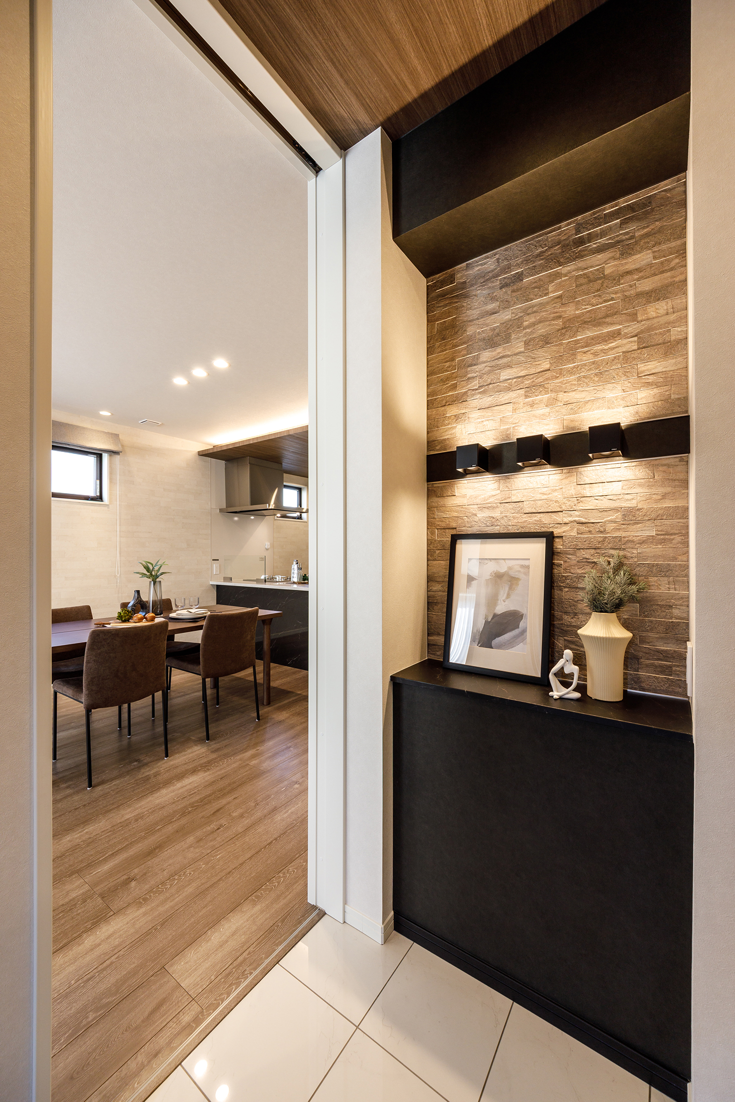 T-1/鏡面タイルが美しく輝く玄関が、毎日の出入りを気持ちよくお出迎え。2Wayシューズクロークを完備。