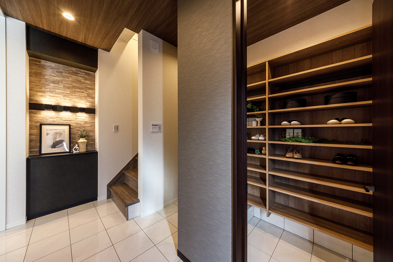 T-1/家族みんなの荷物がすっきり収納できる、頼れるWTSC付の玄関。