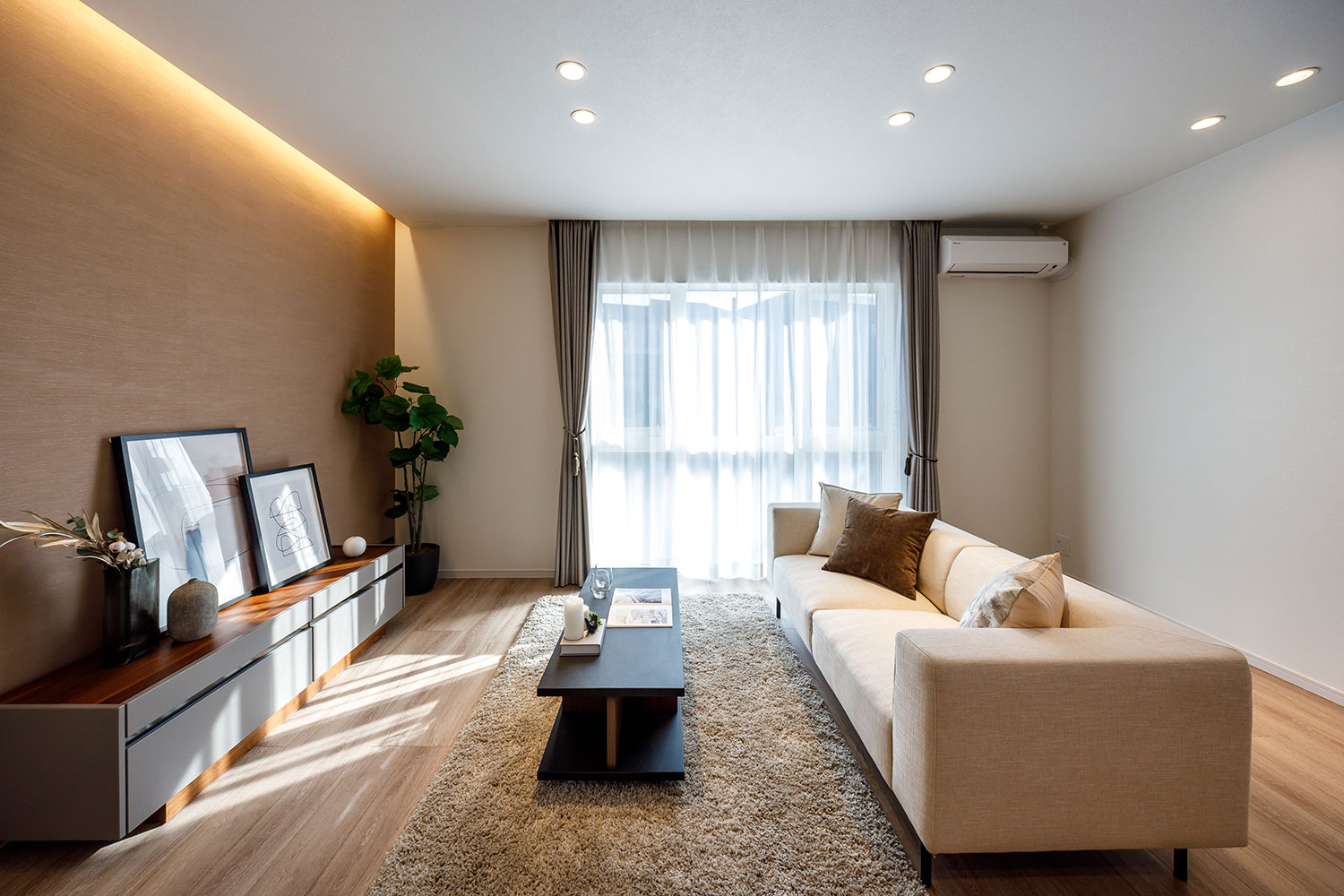 T-1／柔らかなベージュと深みのあるブラウンのコントラストが上質な空間に、家族の時間がゆったりと流れます。