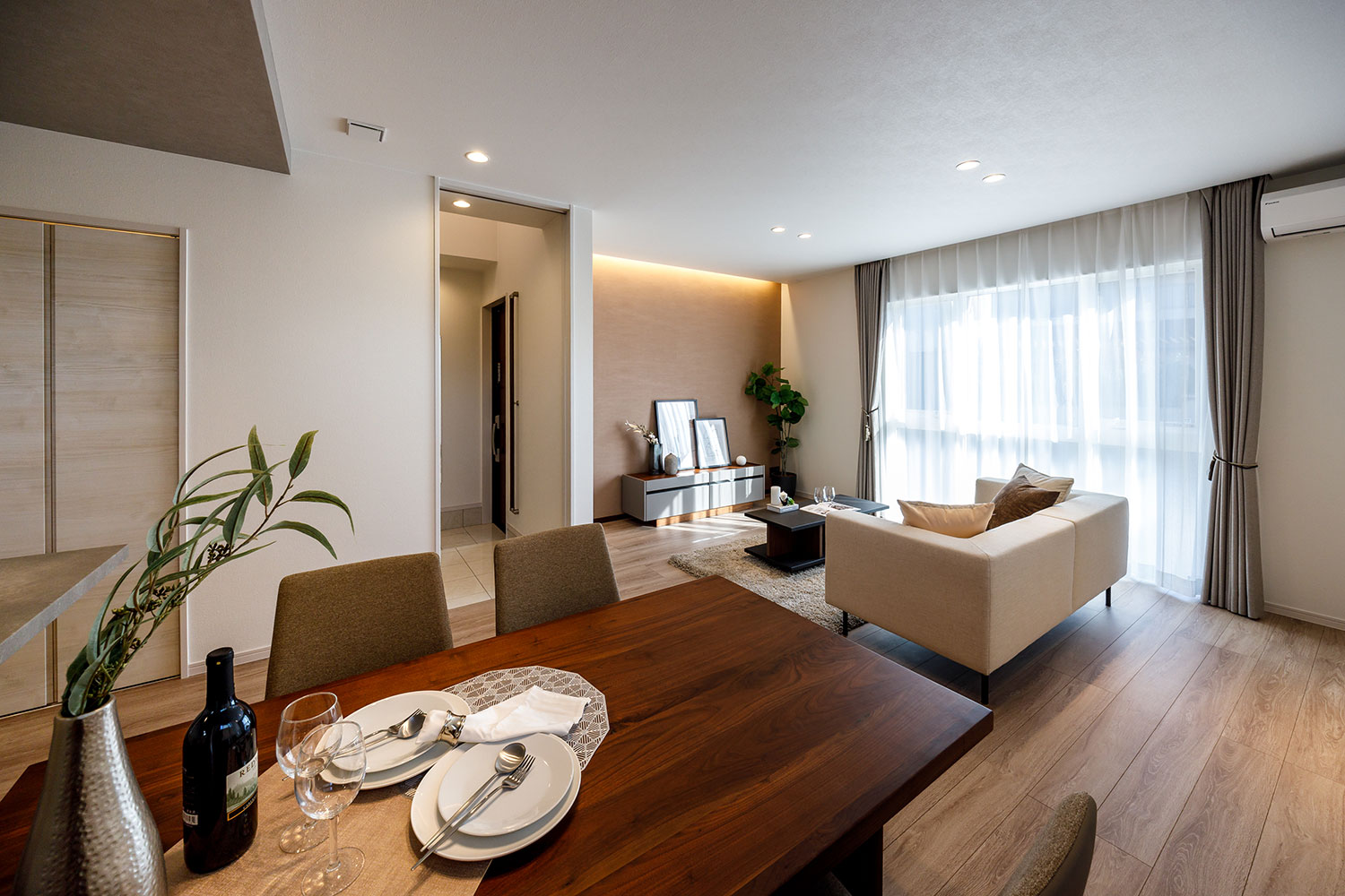 T-1／趣の異なる照明を組み合わせることで、メリハリのある空間に。ライフシーンを明るく照らし、居住性を高めます。