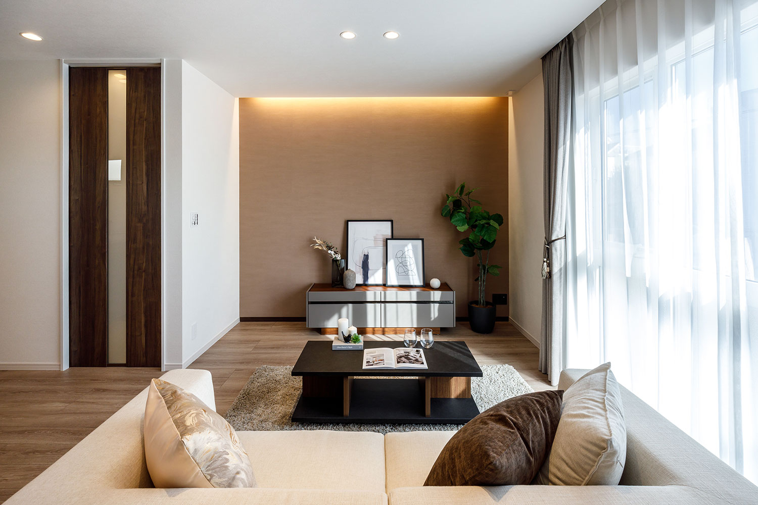 T-1／アルミ樹脂複合窓は、高い断熱性能で窓周辺を外気温の影響から守り、健やかな室内環境をキープします。