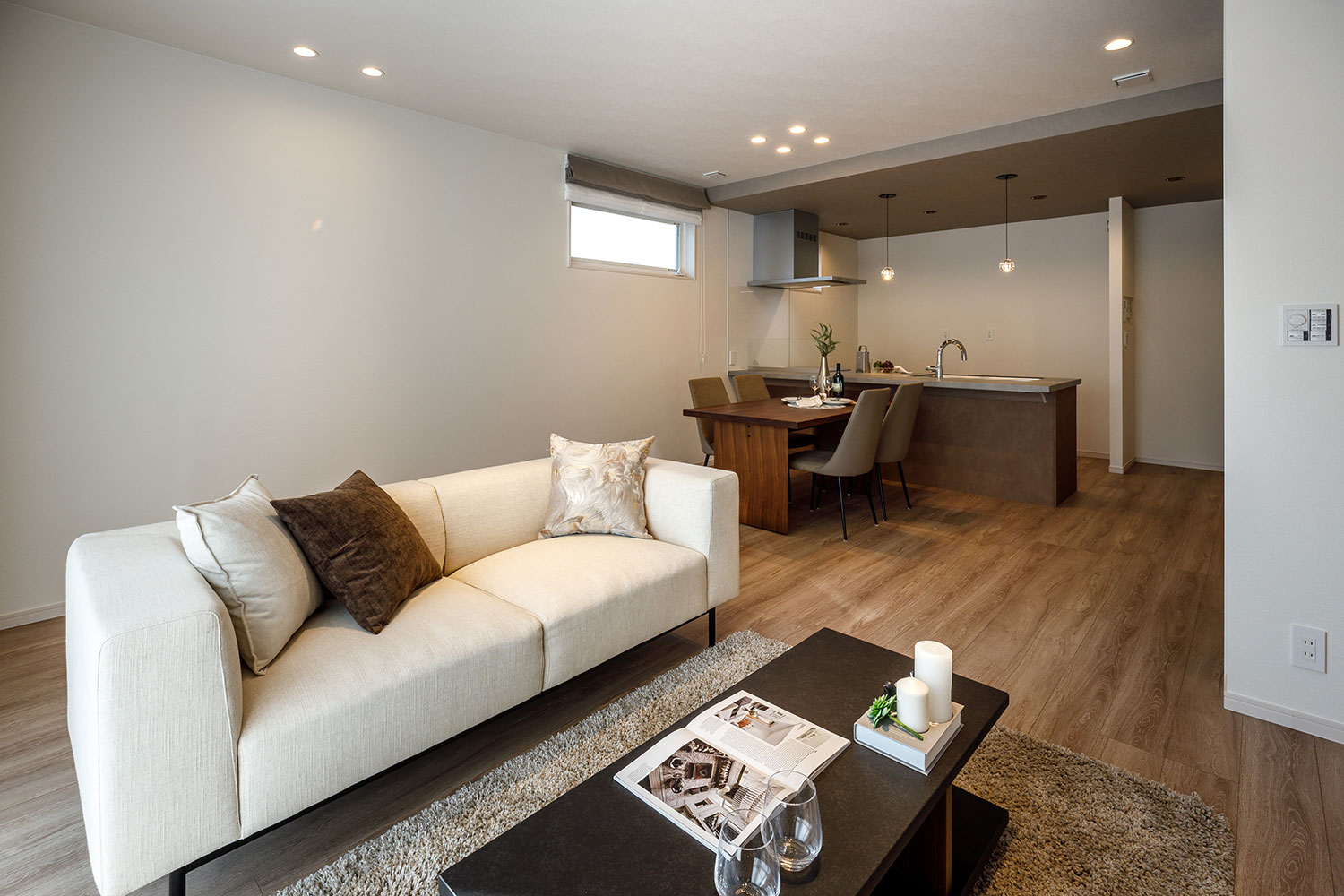 T-1／表面にパウダー仕上げを施し、白く浮きだった木目が特徴的なフローリングは、温かみのある印象。