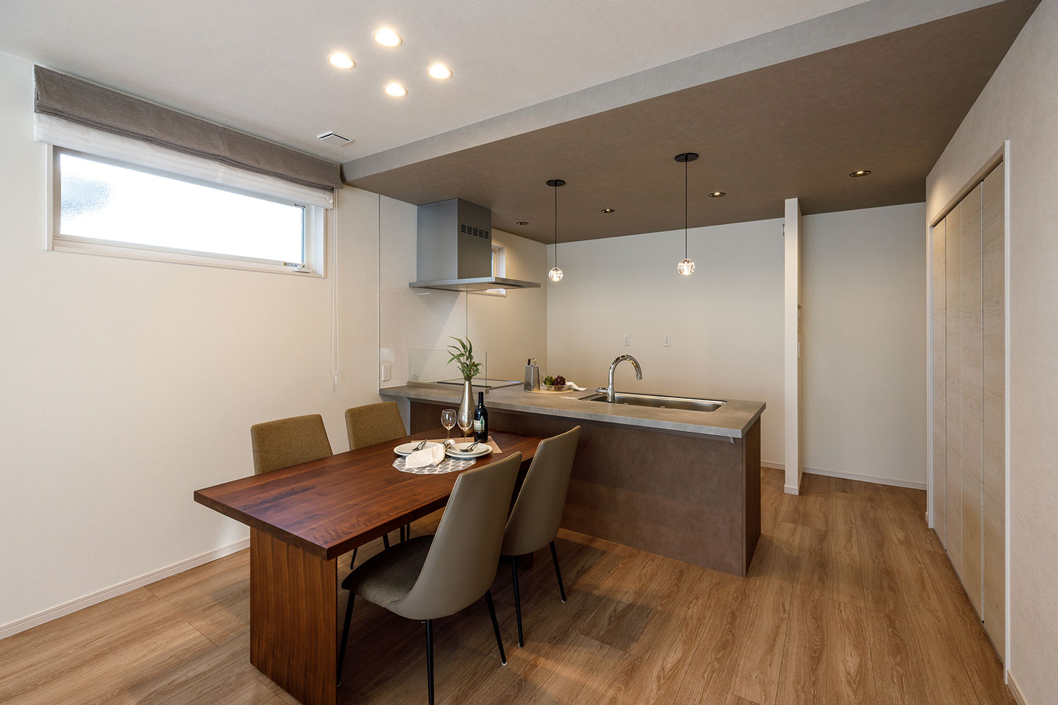 T-1／1日の始まりと終わりに家族が揃ってテーブルを囲む、そんな何気ない時間が温かい気持ちにさせてくれます。