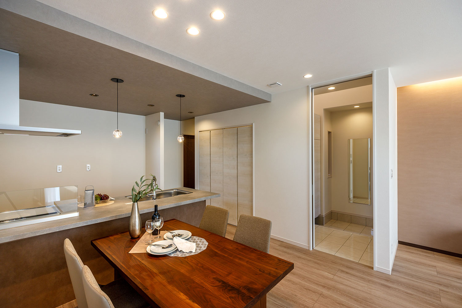 T-1／ダイニング