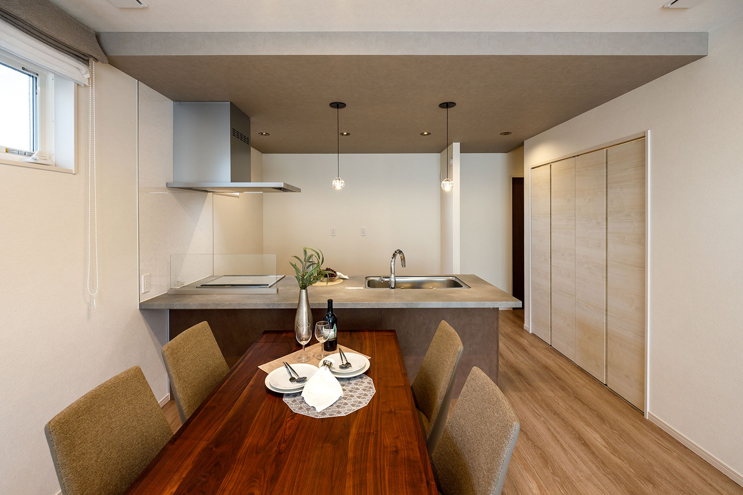 T-1／ダイニング