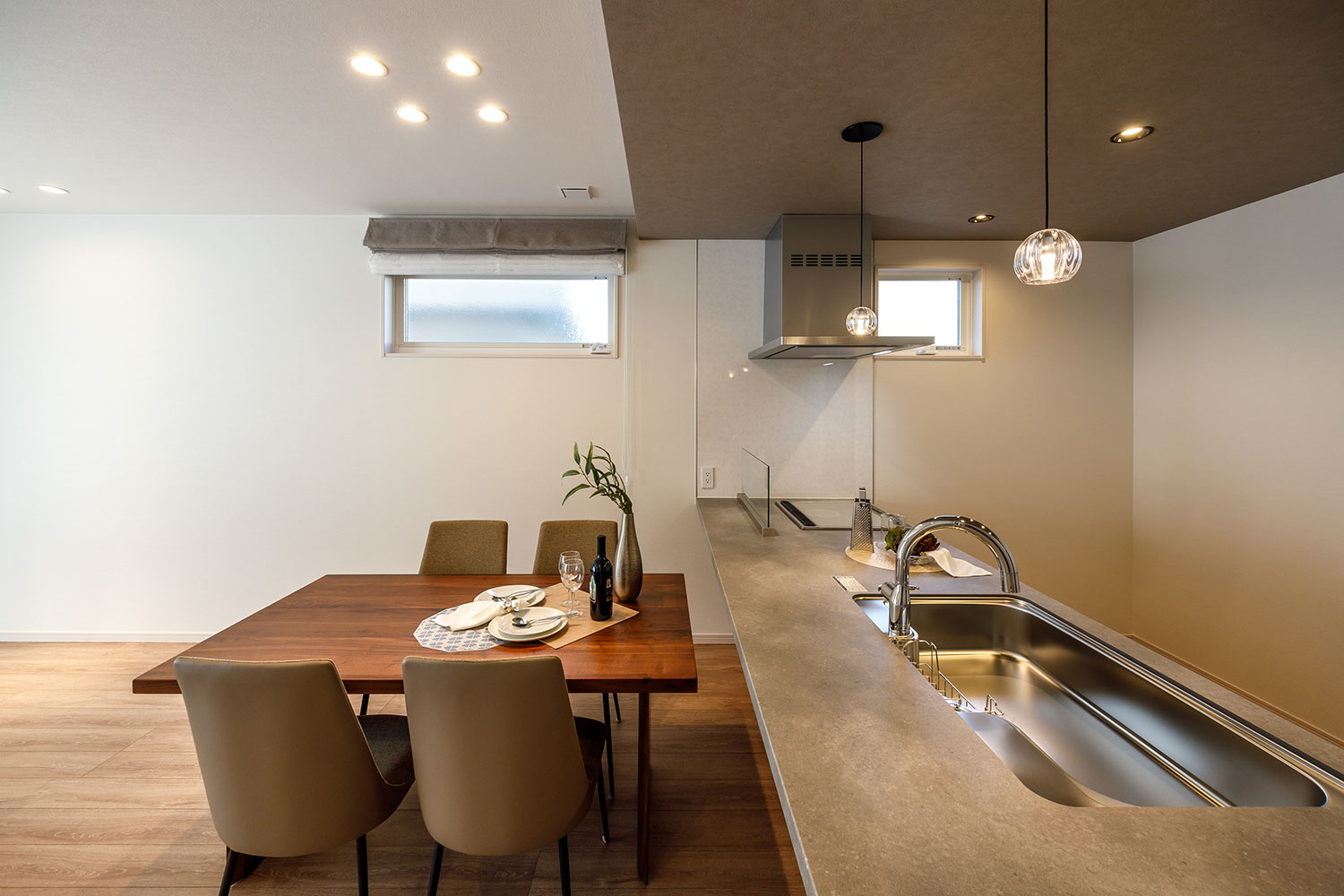 T-1／背面に十分なスペースを確保することで、家事の動線がスムーズに。立つたびに心が躍る、快適なキッチン。