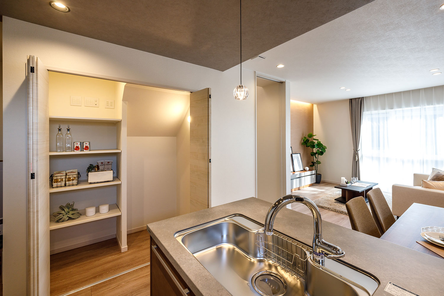 T-1／パントリーは半面が可動棚になっているので、小物の整理整頓も◎！小さな物から大きな物までスッキリ収納。