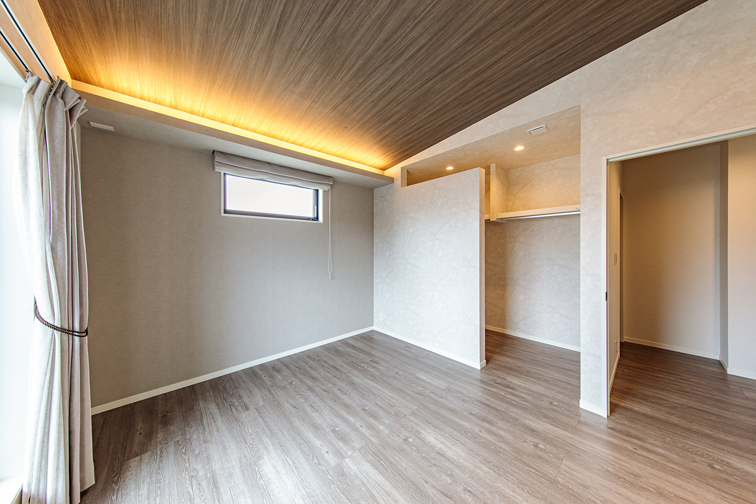 T-1/心地良い陽差しに包まれる9.2帖の主寝室には、勾配天井が帖数以上の開放感をプラス。