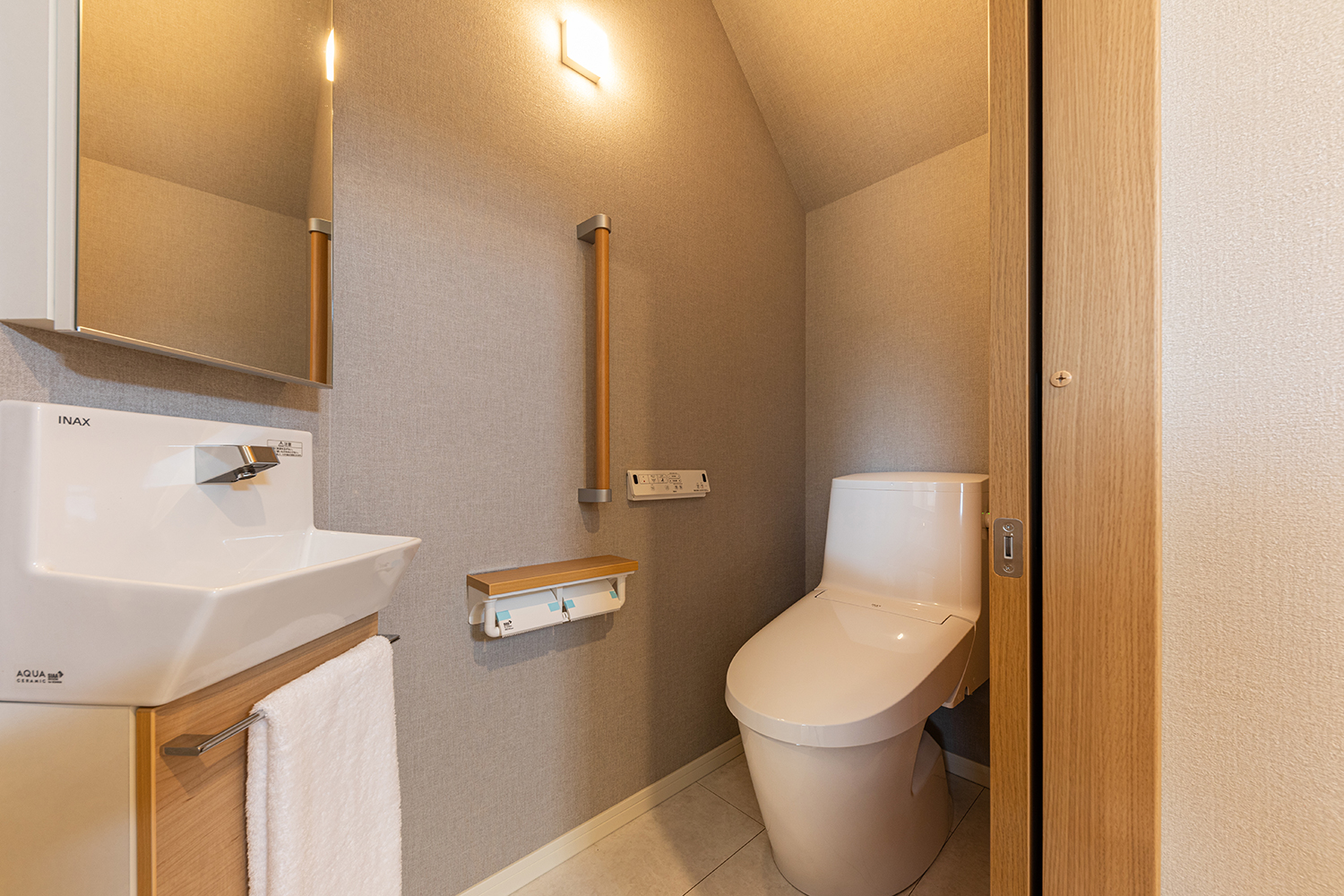 T-4／毎日使う場所だから、トイレだってお洒落な空間に。落ち着いたウォールカラーと照明が上質に彩ります。