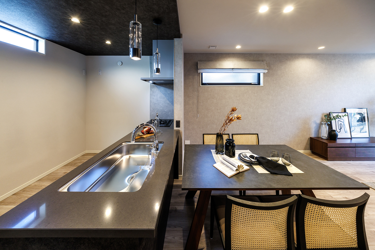 T-2／ダイニング