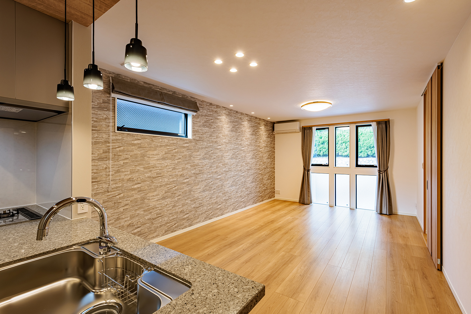 T-1／開放的な夏の気持ちよさも、床暖房がくれる冬の温もりも。家族が自然と集まり、心地よく過ごせるリビングです。