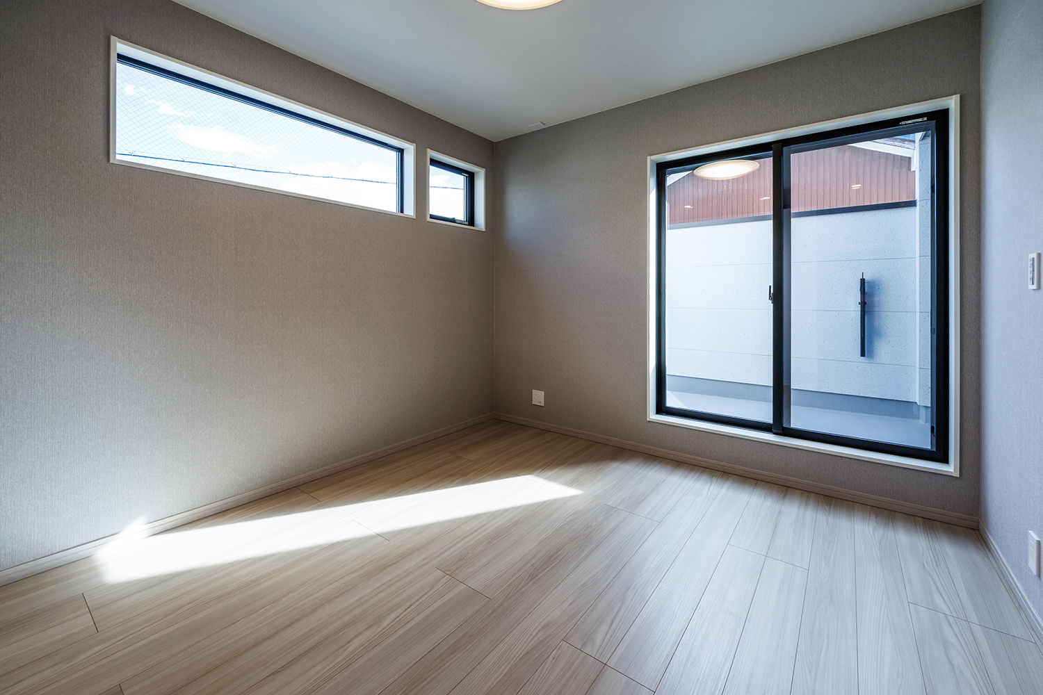 T-3／グレージュの落ち着いた色調で統一された、リラックスできる主寝室。大型バルコニーが隣接しています。