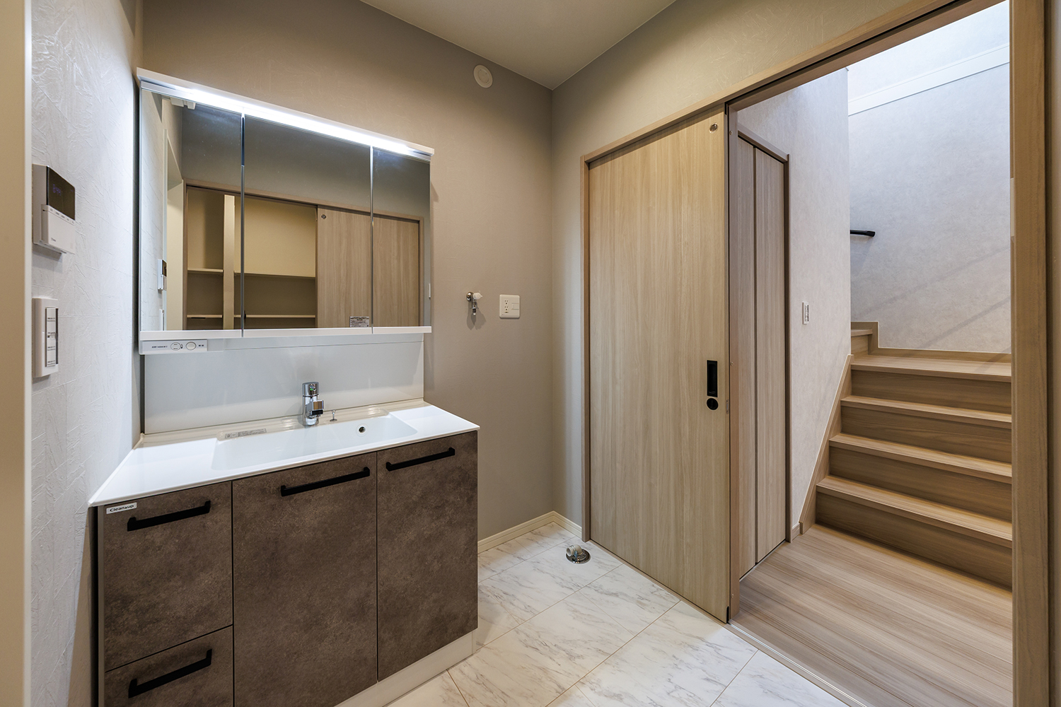 T-3／脱いだ服はそのまま洗濯機へ。毎日の「ちょっと面倒」を解消してくれる、家事ラクを考えた動線設計です。