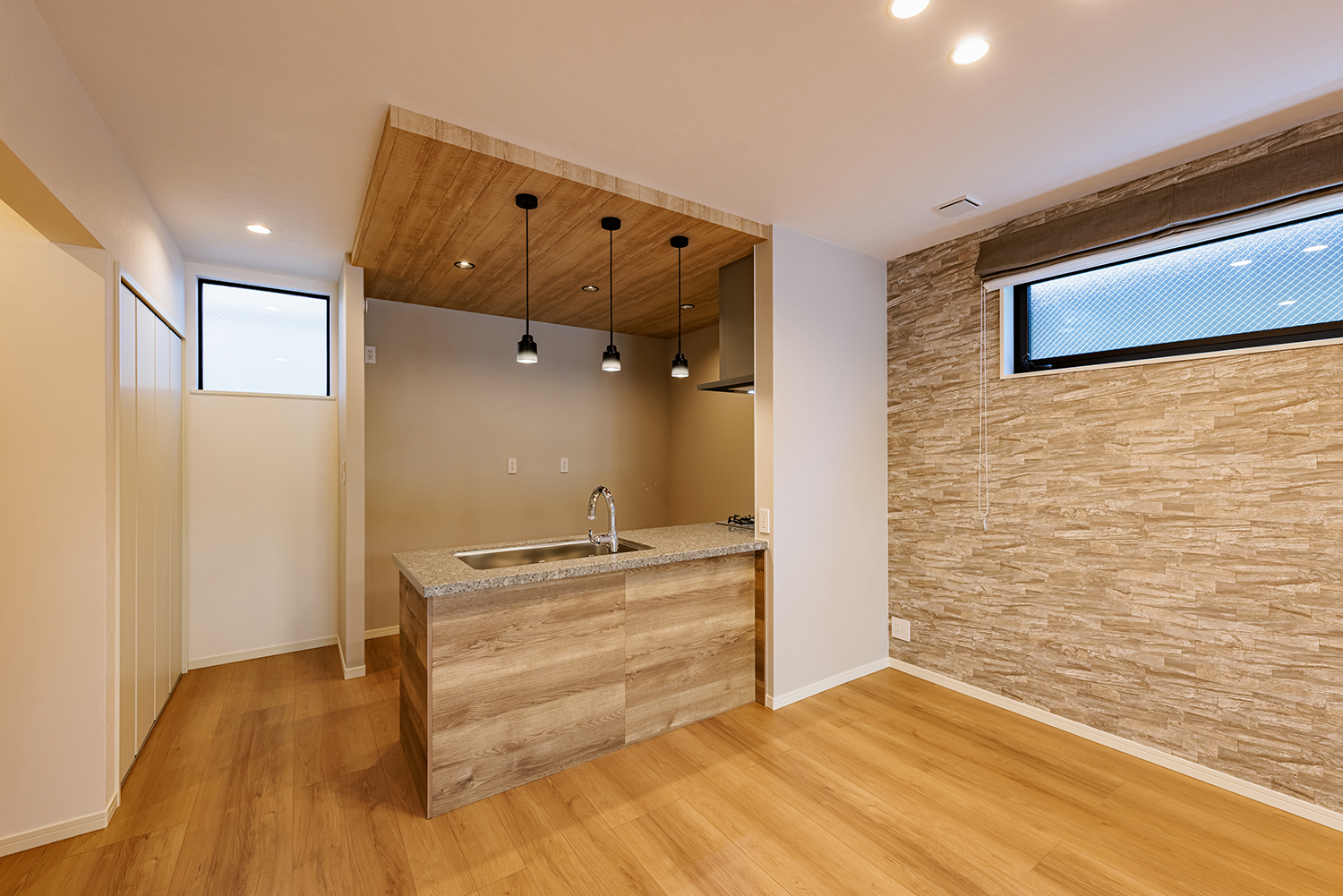 T-1／天井に変化をつけることで、ダイニングとキッチンを美しくゾーニングし、空間にアクセントを生み出します。