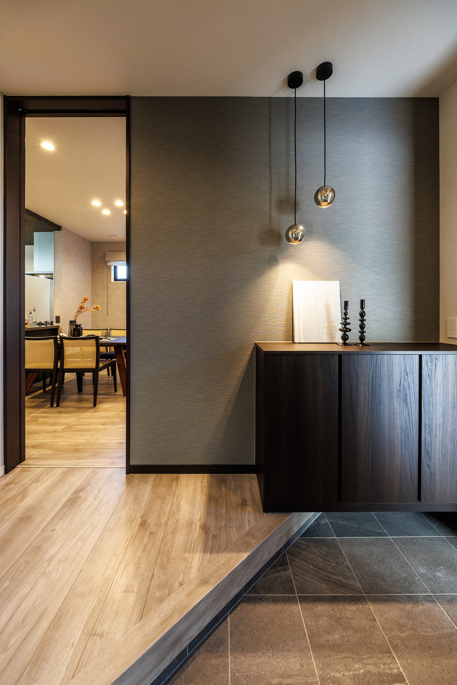 T-2／訪れる人の心に残る、上質な玄関空間。壁面の豊かな質感と光の陰影が、住まう人のセンスを静かに表現します。