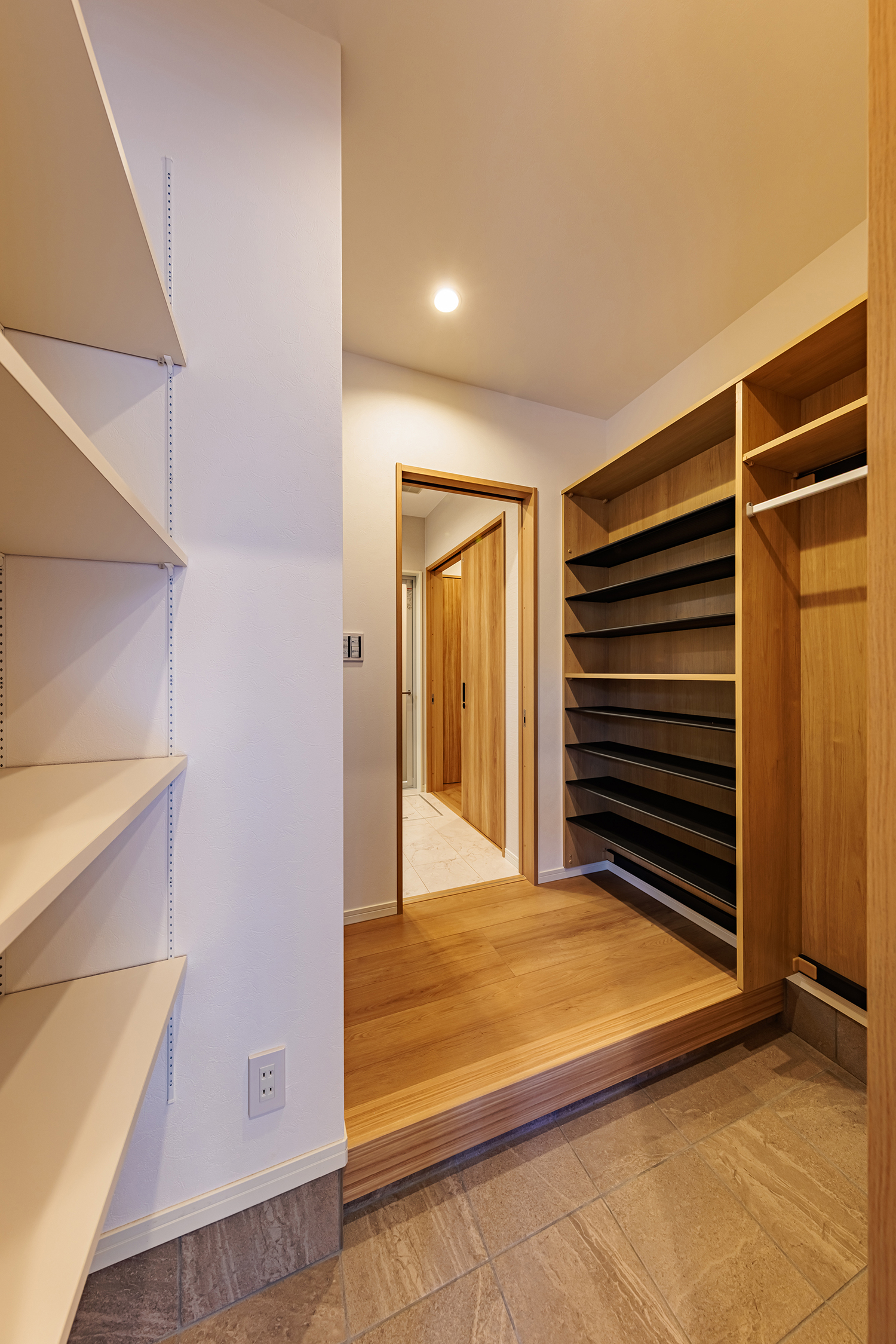 T-1／玄関から洗面脱衣室へ直行できる2Wayシューズクローク