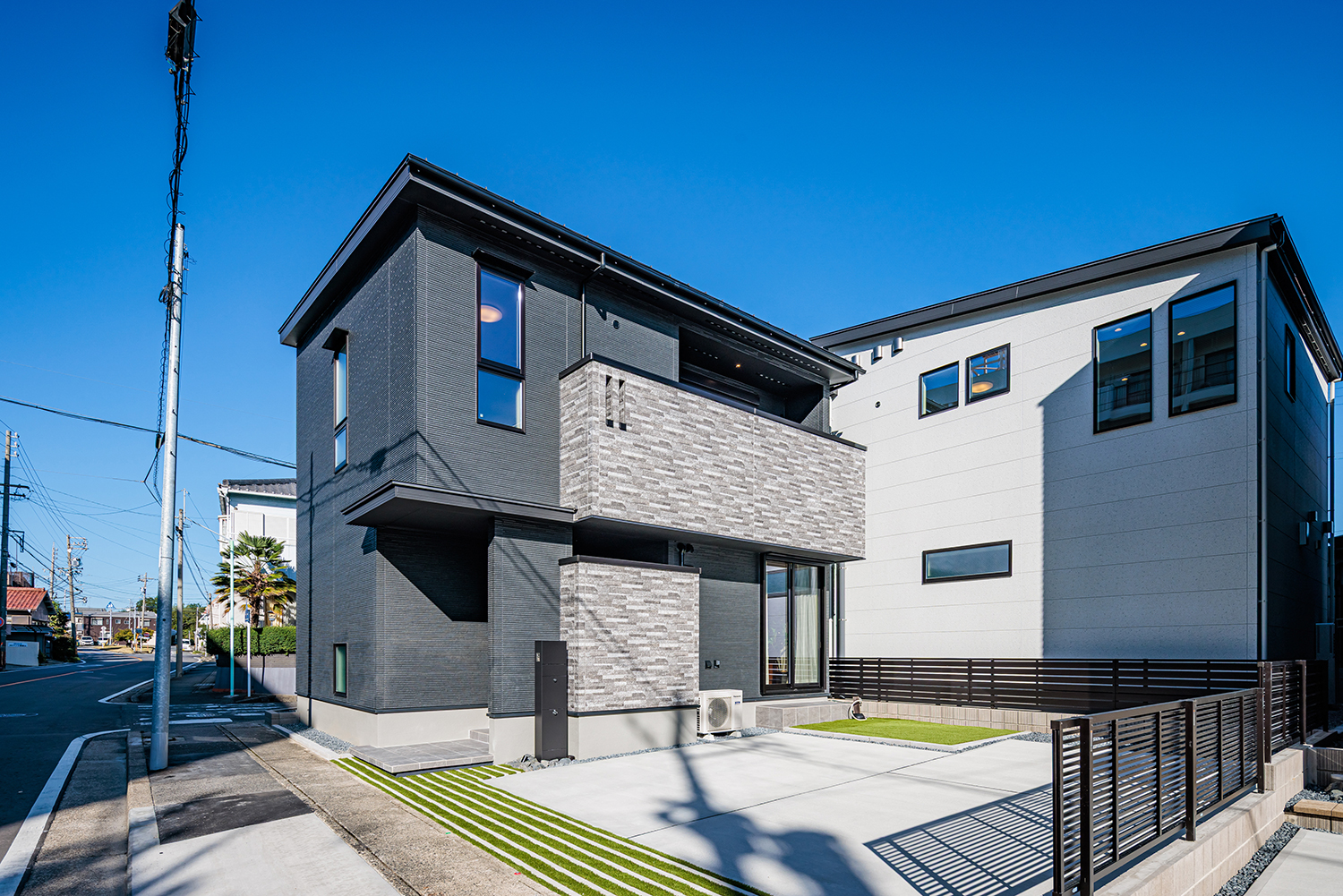 T-2／ダウンライトやダークカラーで落ち着きのあるインテリアスタイル