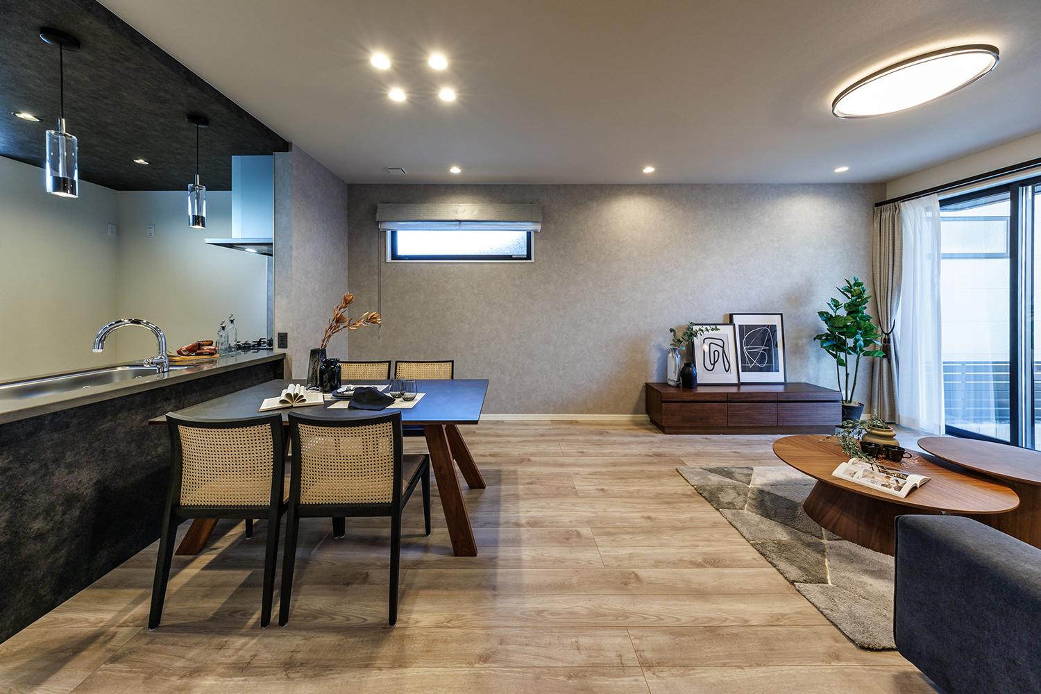 T-2／スタイリッシュモダンな空間に調和する遮光ドレープカーテン。さり気なく光る横節が、上質な存在感を添えます。