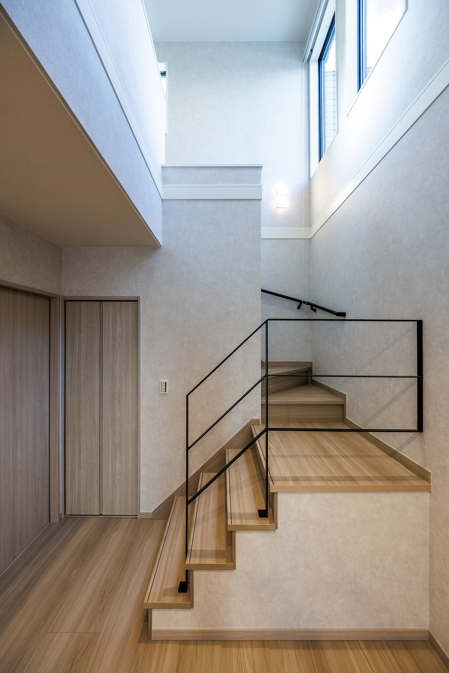 T-3／リビング階段上には、開放的な吹抜け空間が。縦にも横にも視線が抜けることで、贅沢な広がりを感じられます。