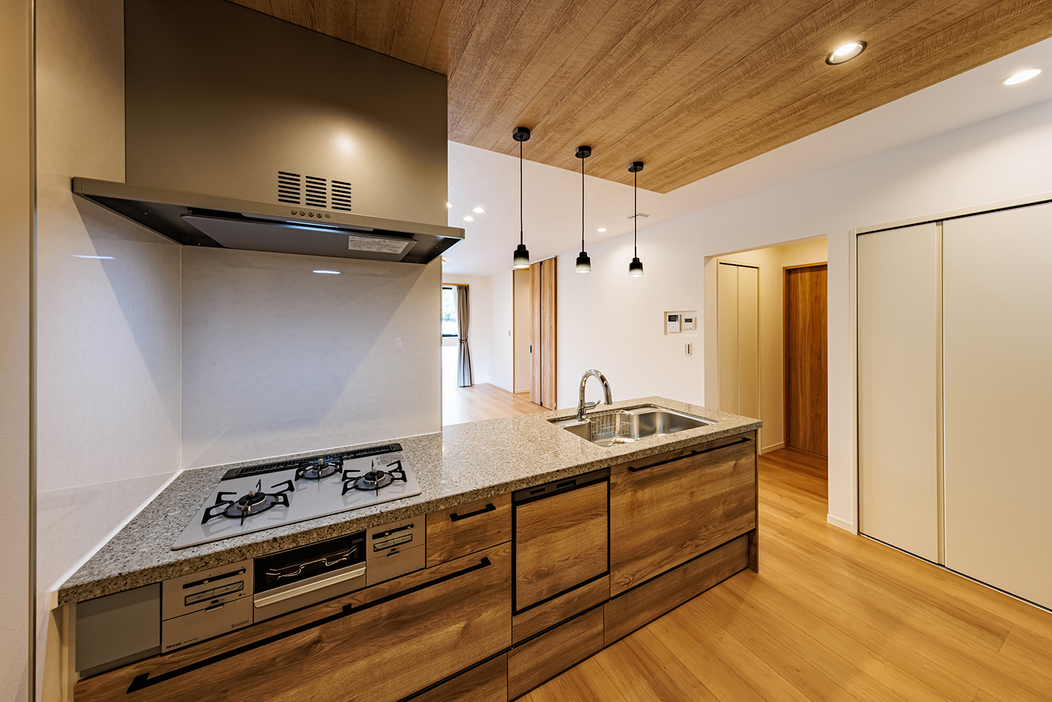 T-1／広々ワークスペースやビルトインの食洗機など、最新の設備が整っており、毎日の料理が効率的で楽しくなります。